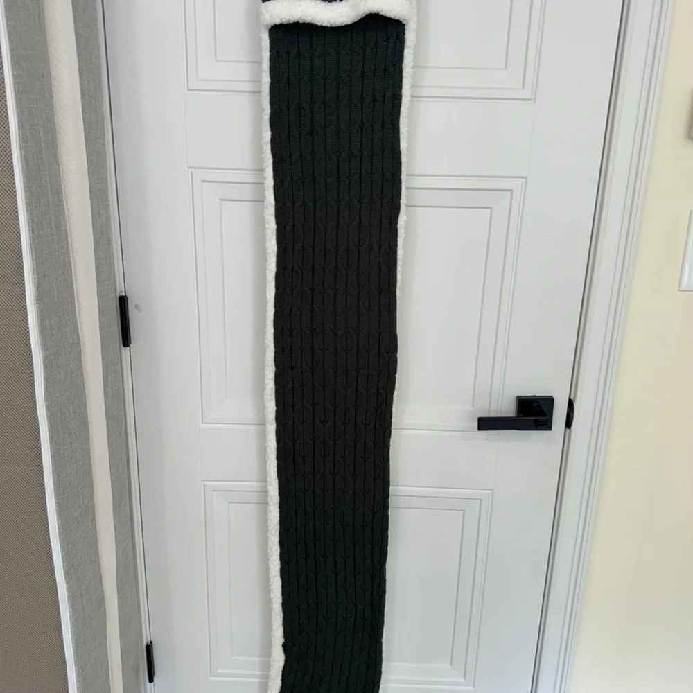 Huggle scarf sherpa lined pockets grey and white